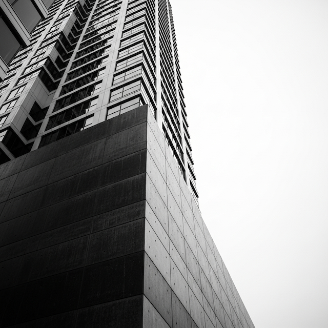 Minimalistische Illustration zeigt ein solides Fundament, das Wachstum nach oben unterstützt und strategische Planung sowie nachhaltige Unternehmensentwicklung auf starken Grundlagen symbolisiert